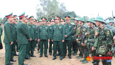 Trung tướng Hà Thọ Bình, Tư lệnh Quân khu kiểm tra SSCĐ các đơn vị