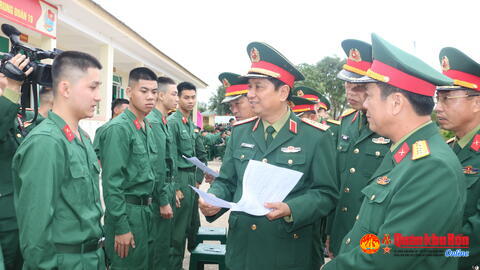 Trung tướng Hà Thọ Bình, Tư lệnh Quân khu 4 thăm, động viên Chiến sĩ mới.