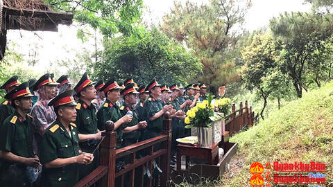Tỉnh Quảng Bình: Hàng nghìn người dân viếng mộ tri ân Đại tướng Võ Nguyên Giáp