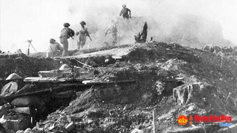 Thông báo đặc biệt: Đúng 22 giờ ngày 7 tháng 5, quân ta đã tiêu diệt toàn bộ quân địch ở Điện Biên Phủ. Chiến dịch Điện Biên Phủ vĩ đại đã thu được toàn thắng
