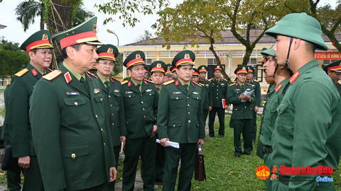 Trung tướng Hà Thọ Bình, Tư lệnh Quân khu 4 kiểm tra, động viên chiến sỹ mới.