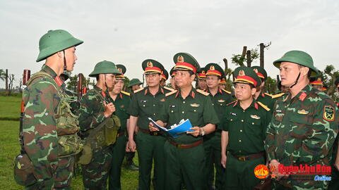 Trung tướng Hà Thọ Bình, Tư lệnh Quân khu 4 kiểm tra huấn luyện chiến sĩ mới tại các đơn vị.