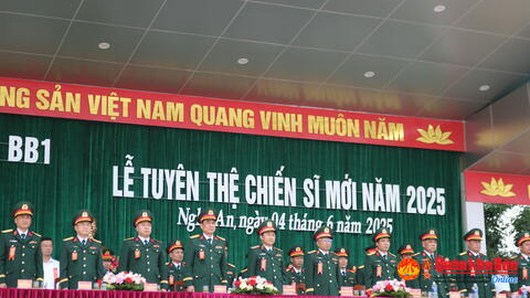 Thiếu tướng Đoàn Xuân Bường, Chính ủy Quân khu 4 dự Lễ tuyên thệ chiến sỹ mới Trung đoàn 1, Sư đoàn 324