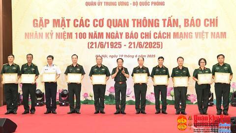 Báo Quân khu 4 đón nhận Bằng khen Bộ trưởng Bộ Quốc phòng