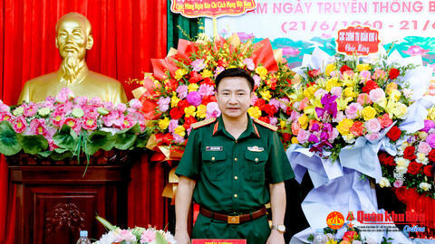 Thường vụ Đảng ủy, Bộ Tư lệnh Quân khu 4 chúc mừng Báo Quân khu 4