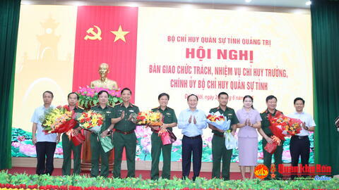 Quân khu 4: Bàn giao chức trách, nhiệm vụ Chỉ huy trưởng, Chính ủy Bộ Chỉ huy Quân sự tỉnh Quảng Trị.