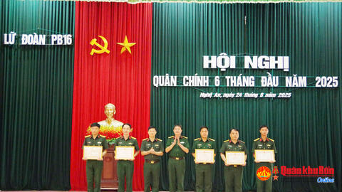 Phòng Chính trị Lữ đoàn 16 (Quân khu 4) đón nhận Bằng khen của Bộ trưởng Bộ Quốc phòng