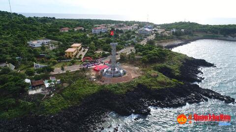 Đảo Cồn Cỏ rực rỡ cờ, băng rôn trước ngày trở thành đặc khu