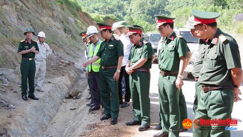Trung tướng Hà Thọ Bình, Tư lệnh Quân khu kiểm tra tiến độ thi công dự án đường Nam Đông - A Lưới