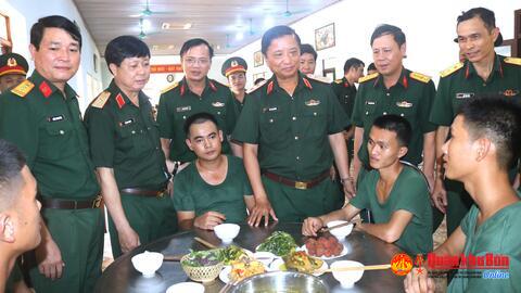 Trung tướng Hà Thọ Bình, Tư lệnh Quân khu 4 kiểm tra các Lữ đoàn Binh chủng