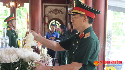 Trung tướng Phạm Trường Sơn dâng hoa, dâng hương tại khu di tích lịch sử Quốc gia Truông Bồn