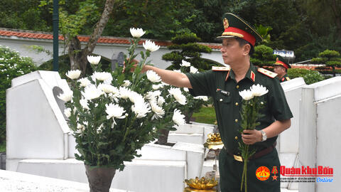 Trung tướng Hà Thọ Bình, Tư lệnh Quân khu 4 dâng hương, dâng hoa tại Truông Bồn và Ngã ba Đồng Lộc