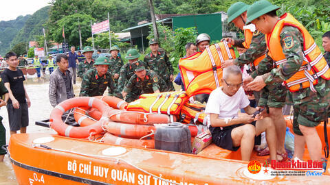 Trung tướng Hà Thọ Bình, Tư lệnh Quân khu 4 kiểm tra, chỉ đạo khắc phục hậu quả mưa lũ ở miền Tây Nghệ An