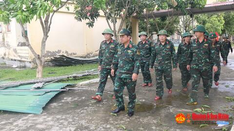 Thiếu tướng Nguyễn Ngọc Hà, Phó Tư lệnh Quân khu kiểm tra công tác khắc phục hậu quả bão số 5 tại Nghệ An