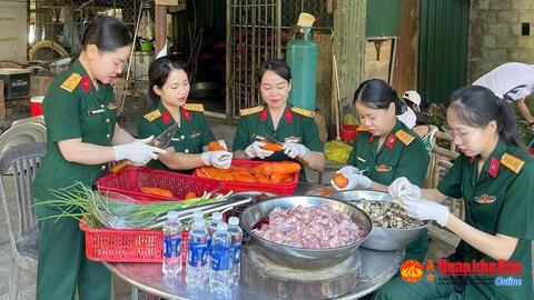 Hội Phụ nữ cơ sở Ban Chỉ huy Phòng thủ khu vực 4 - Triệu Phong tổ chức chương trình “Nồi cháo thiện tâm”