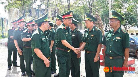 Trung tướng Hà Thọ Bình, Tư lệnh Quân khu  4 thăm, làm việc tại Đồn Biên phòng Ra Mai.