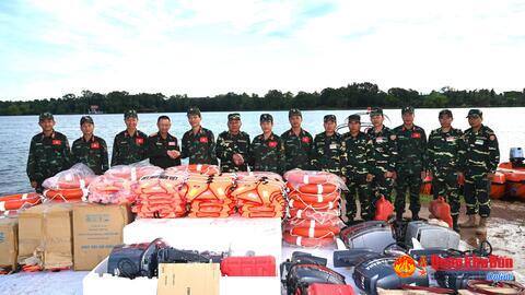 Quân khu 4: Hỗ trợ phương tiện, trang thiết bị cứu hộ, cứu nạn cho Quân đội nhân dân Lào