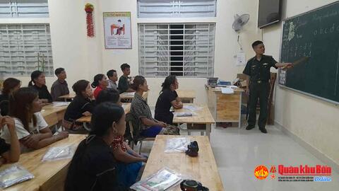 Đại úy Hồ Văn Hữu - thầy giáo quân hàm xanh "gieo chữ" trên dãy Trường Sơn