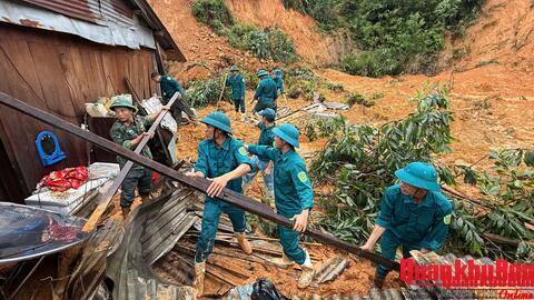 Bộ Chỉ huy Quân sự thành phố Huế khẩn trương hỗ trợ người dân khắc phục hậu quả sạt lở đất