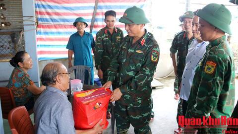 Trung tướng Hà Thọ Bình, Tư lệnh Quân khu 4 thăm, động viên, hỗ trợ nhân dân vùng lũ tại thành phố Huế