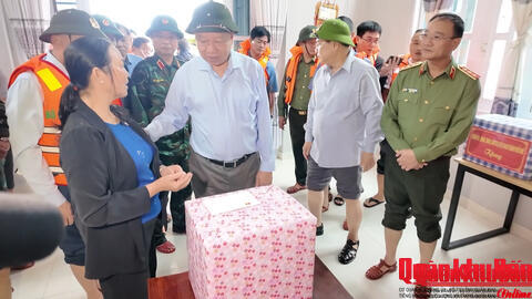 Tổng Bí thư Tô Lâm thăm người dân bị ảnh hưởng do mưa, lũ tại thành phố Huế