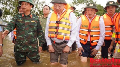 Tổng Bí thư Tô Lâm thăm, động viên Nhân dân vùng lũ xã Quảng Điền, thành phố Huế