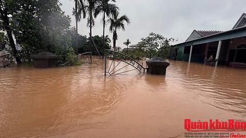 Phát huy “4 tại chỗ”, sát cánh cùng người dân vùng ngập lũ