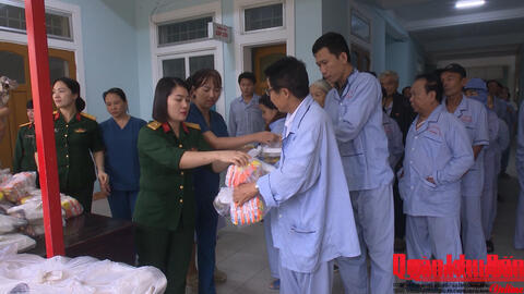 BỘ ĐỘI TẶNG SUẤT ĂN CHO BỆNH NHÂN, SỬA XE MIỄN PHÍ CHO SINH VIÊN VÙNG LŨ