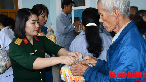 Bộ đội tặng suất ăn, sửa xe miễn phí cho bà con mùa lũ.