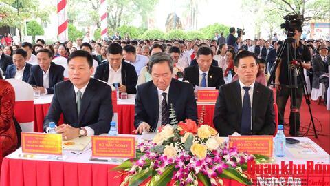 Phó Thủ tướng Chính phủ Hồ Đức Phớc trao Huân chương Lao động hạng Ba cho Trường Trung học phổ thông Quỳnh Lưu 2