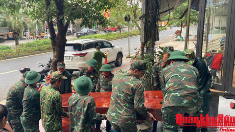 Quảng Trị: Gần 200 cán bộ, chiến sĩ giúp nhân dân khắc phục hậu quả mưa lũ, sạt lở đất