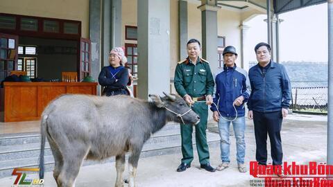 Đoàn Kinh tế - Quốc phòng 5 cấp con giống chăn nuôi hỗ trợ Nhân dân