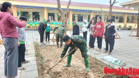 Sư đoàn 968 (Quân khu 4) mang yêu thương đến với trẻ em khuyết tật
