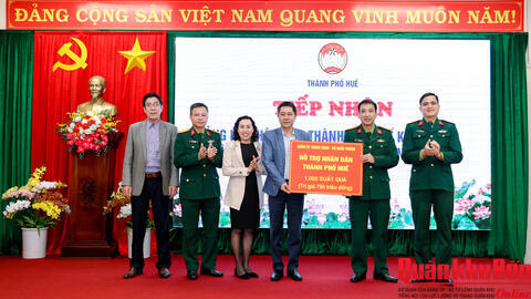 Quân ủy Trung ương -  Bộ Quốc phòng trao hỗ trợ người dân vùng lũ tại Thành phố Huế