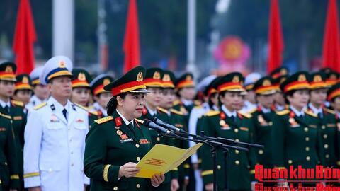 Đoàn đại biểu dự Đại hội đại biểu Phụ nữ Quân đội lần thứ VIII báo công dâng Bác