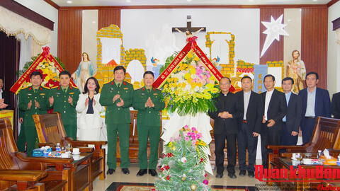 Bộ Tư lệnh Quân khu 4 chúc mừng Giáng sinh tại Giáo phận Thanh Hóa.