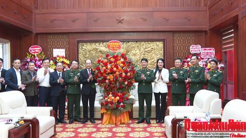 Tỉnh Hà Tĩnh chúc mừng Bộ Tư lệnh Quân khu 4