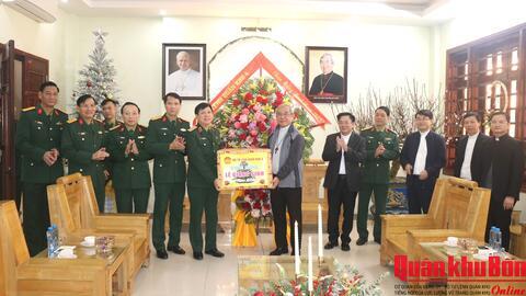 Bộ Tư lệnh Quân khu 4 chúc mừng Tòa Giám mục Hà Tĩnh