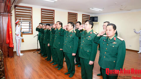 ​​​​​​​Quân khu 4 dâng hoa, dâng hương tưởng niệm Chủ tịch Hồ Chí Minh nhân dịp 22/12