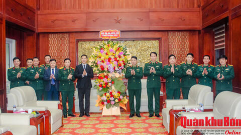 Tỉnh Thanh Hóa thăm, chúc mừng Lực lượng vũ trang Quân khu 4