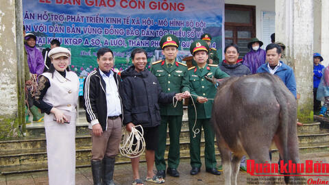 Đoàn Kinh tế – Quốc phòng 92 bàn giao con giống cho bà con vùng biên