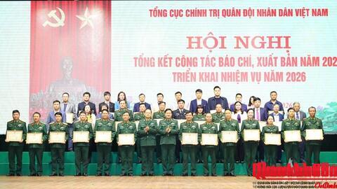 Đại tá Hồ Công Lĩnh đón nhận Bằng khen của Bộ trưởng Bộ Quốc phòng