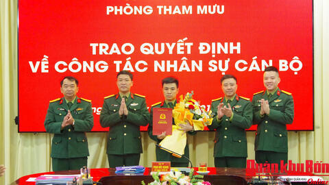 Trao quyết định điều động, bổ nhiệm Chỉ huy trưởng Ban CHQS xã, phường, đặc khu