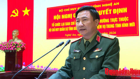 Thiếu tướng Đoàn Xuân Bường phát biểu chỉ đạo Hội nghị công bố Quyết định tổ chức lại Ban CHQS xã, phường trực thuộc Bộ CHQS tỉnh Nghệ An.