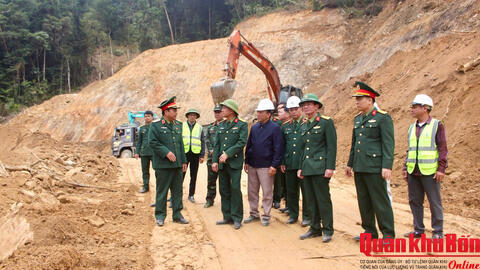 Thiếu tướng Nguyễn Ngọc Hà, Phó Tư lệnh Quân khu 4 kiểm tra dự án đường Nam Đông – A Lưới
