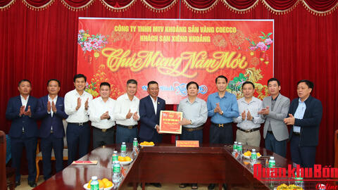 Quân khu 4 chúc Tết cán bộ, nhân viên Khách sạn và Văn phòng đại diện Xiêng Khoảng