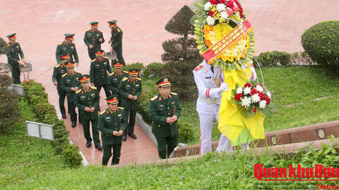 Thiếu tướng Ngô Nam Cường, Phó Tư lệnh Quân khu 4 tri ân các anh hùng liệt sĩ tại Quảng Trị