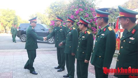 Thiếu tướng Hoàng Duy Chiến, Phó Tư lệnh Quân khu 4 kiểm tra công tác sẵn sàng chiến đấu và chúc Tết Đoàn Kinh tế -Quốc phòng 5 cùng các đồn Biên phòng trên địa bàn