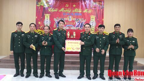 Đại tá Đinh Xuân Hướng, Phó Chủ nhiệm Chính trị Quân khu chúc Tết các đơn vị tại Quảng Trị và thành phố Huế
