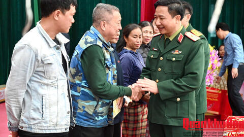 Thiếu tướng Đoàn Xuân Bường, Chính ủy Quân khu 4 thăm, tặng quà chính sách tại tỉnh Hà Tĩnh